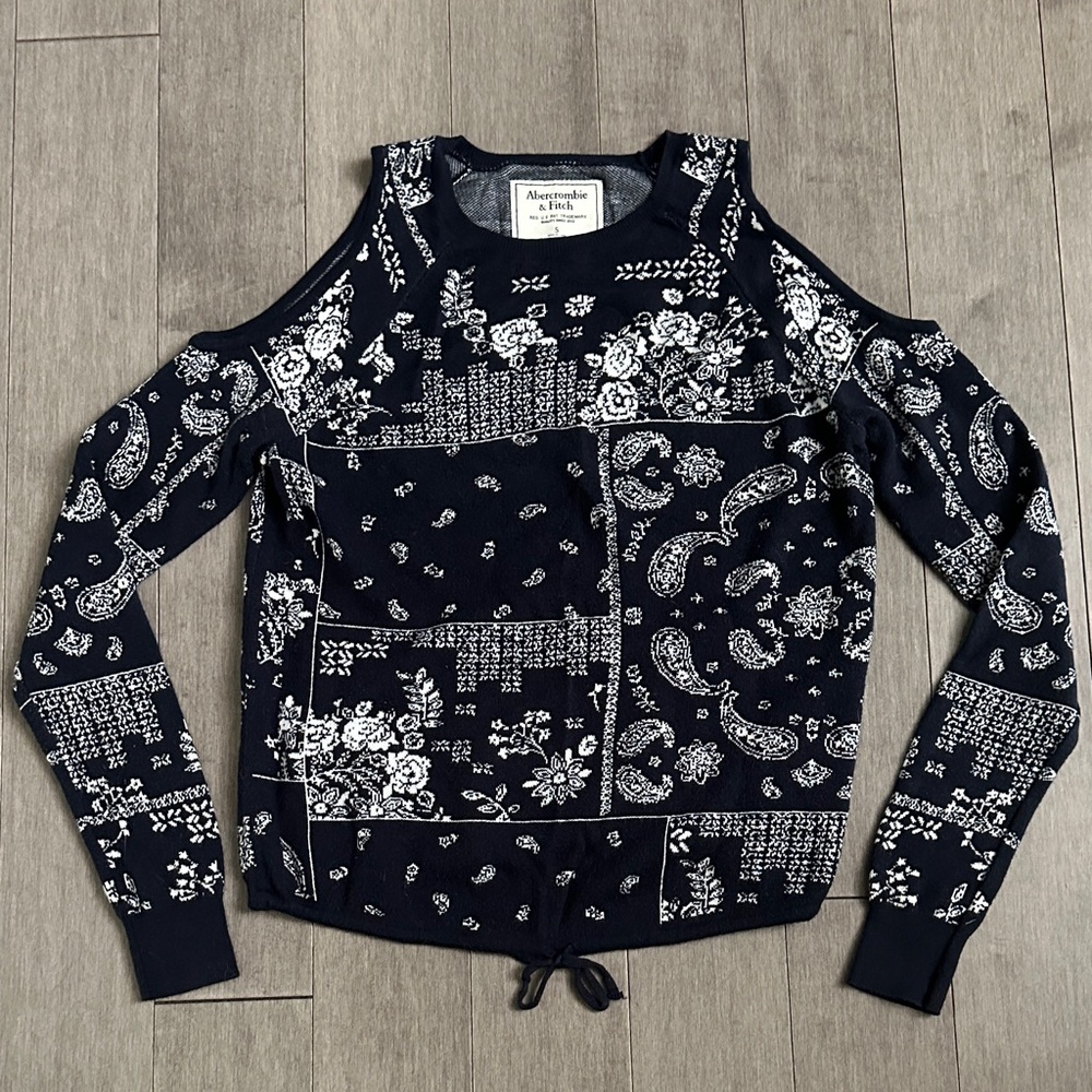 Abercrombie & Fitch Navy Blue and White Patterned Women's Sweater. Size small.